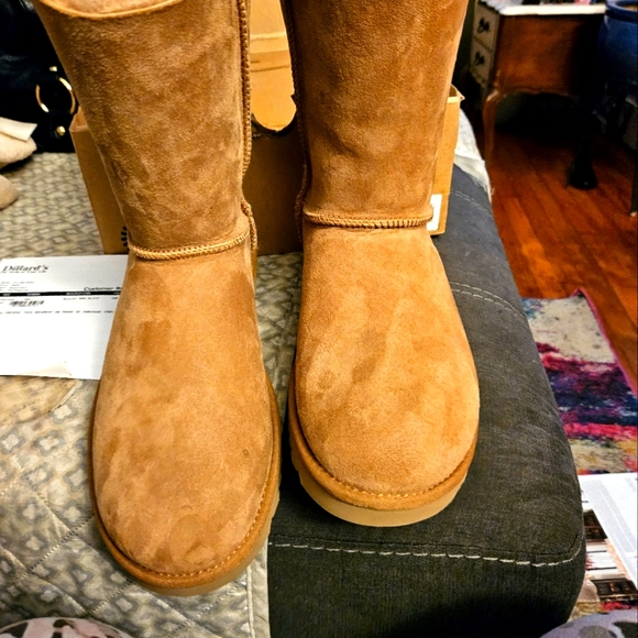 Ugg booth - Picture 1 of 2